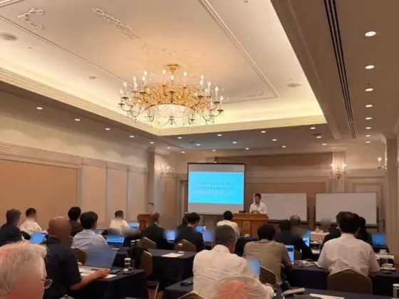 シャンデリアのある講演会場