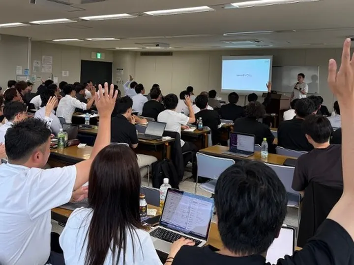 セミナー会場で挙手が並ぶ様子