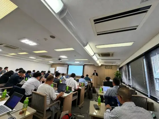 満席の会議室セミナー