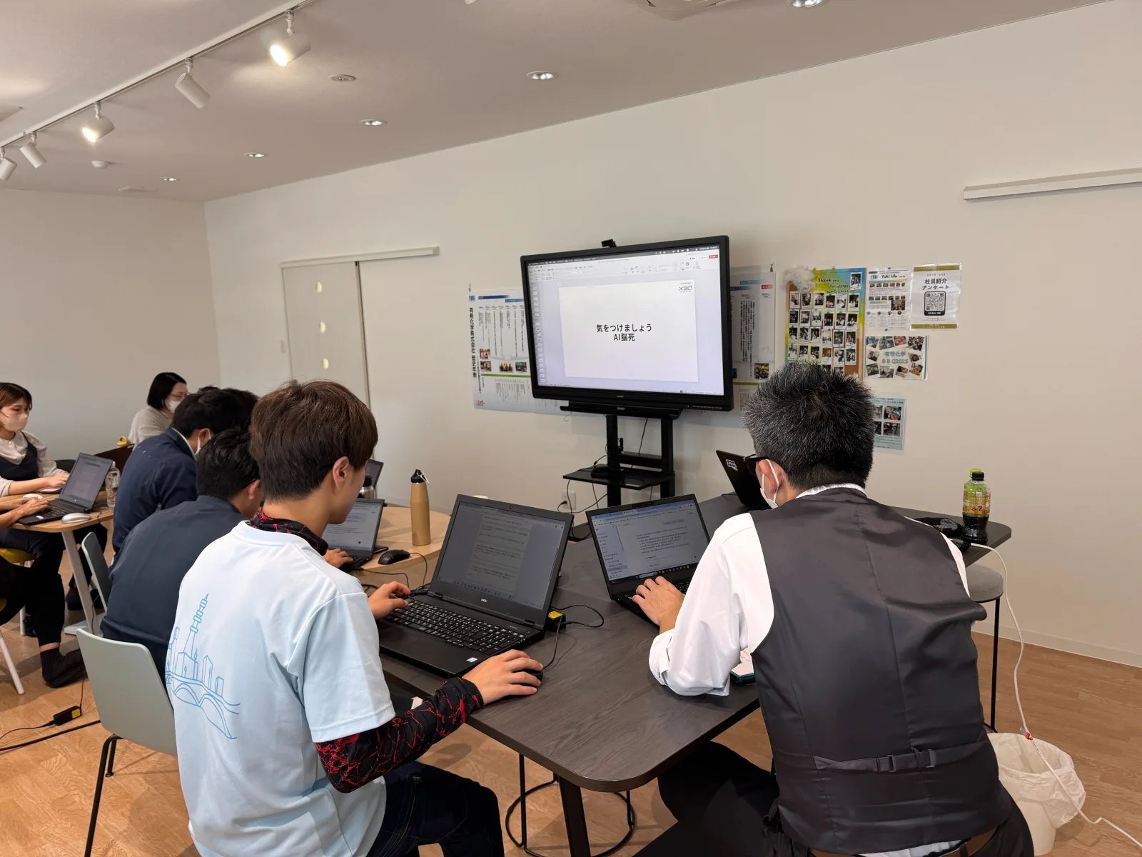 企業向けAI研修で受講者がパソコンを操作しながら学ぶハンズオン演習