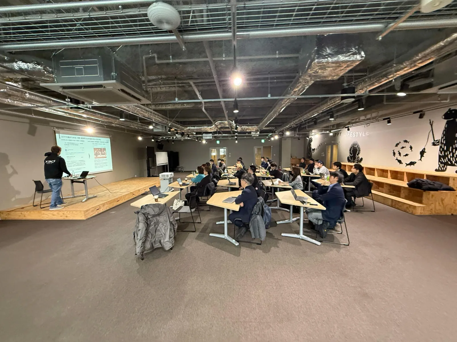 札幌市内で開催した企業向けAI研修の会場をステージ横から写した全景