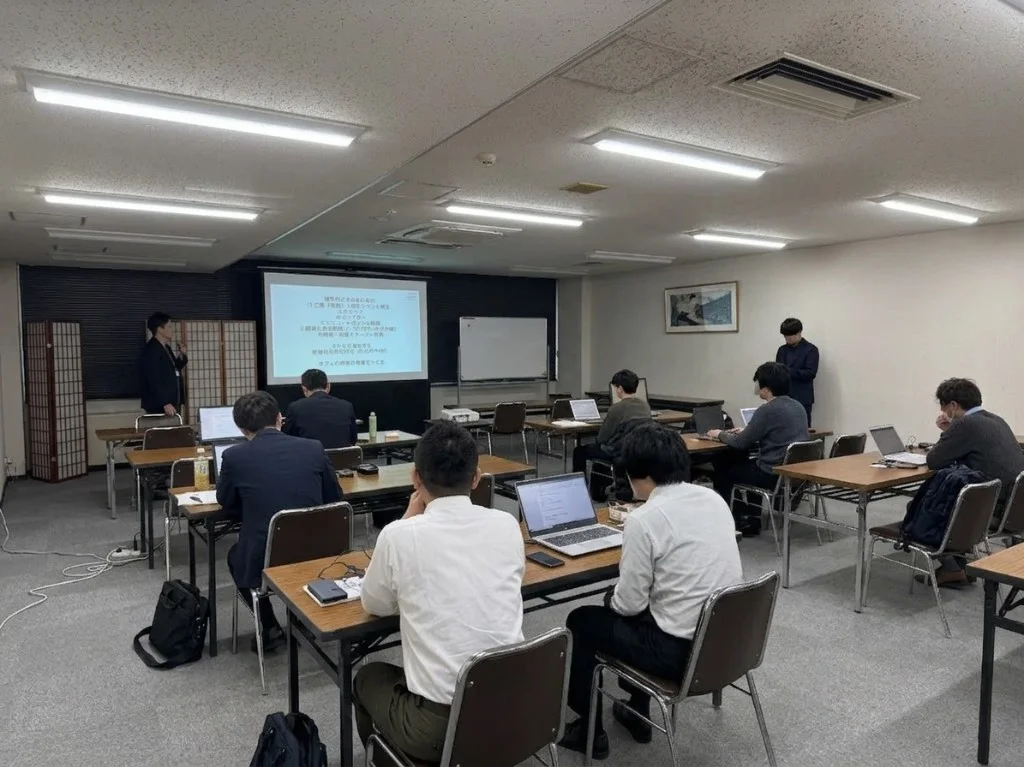 生成AIマネジメントゲーム 研修風景 - 受講者がAIを使いながら経営判断を体験